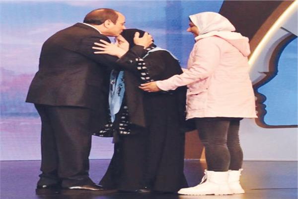الرئيس يقبل رأس والدة أحد الشهداء