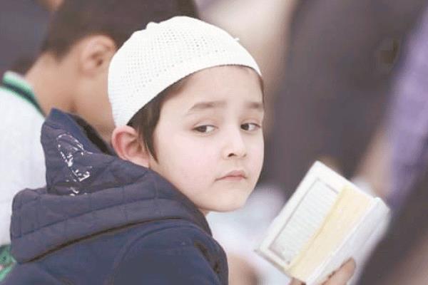 طفل يتدارس كتاب الله فى رحاب الأزهر 
