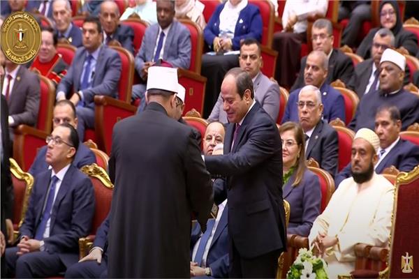 وزير الأوقاف أثناء إهداء الرئيس السيسي هدية تذكارية