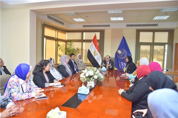 رئيس هيئة الدواء المصرية يجتمع بمديري فروع الهيئة بالمحافظات