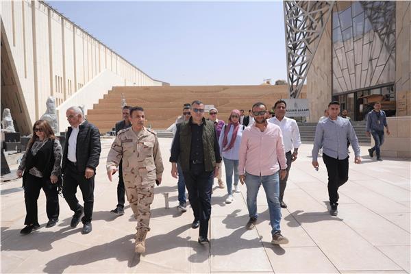 وزير السياحة خلال جولة تفقدية داخل منطقة أهرامات الجيزة