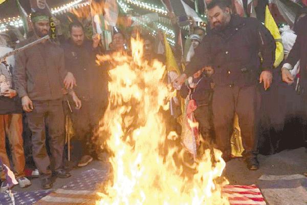 إيرانيون يحرقون أعلام أمريكا فى مظاهرة بطهران 
