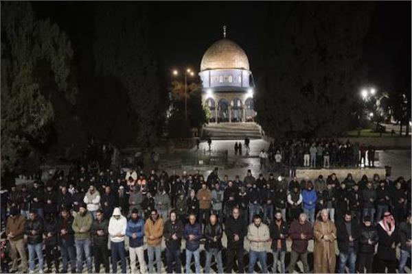 آلاف الفلسطينيين يؤدون صلاتي التراويح والتهجد في المسجد الأقصى