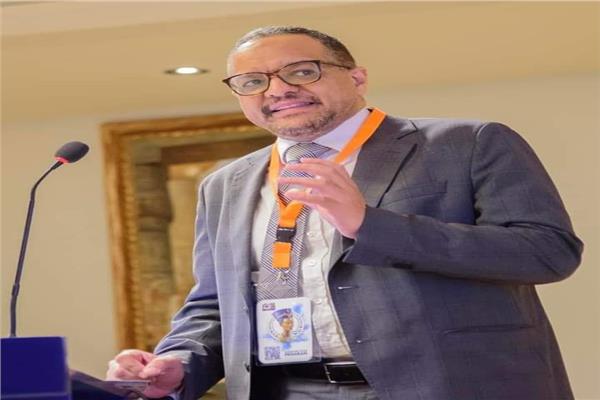  الدكتور الاحمدى السمان  استاذ ورئيس قسم  طب العيون بجامعة سوهاج 