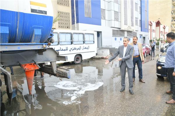 الدكتور طارق رحمي محافظ الغربية خلال متابعته عمليات ازالة مياه الامطار