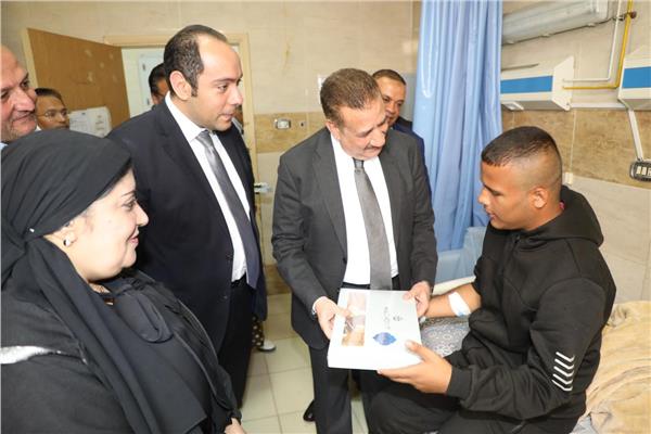 اللواء إبراهيم أبو ليمون محافظ المنوفية خلال زيارة عدداً من الأسر الفلسطينية المصابة