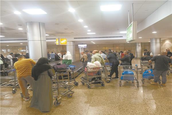 حركة كثيفة للمسافرين بمطار القاهرة 