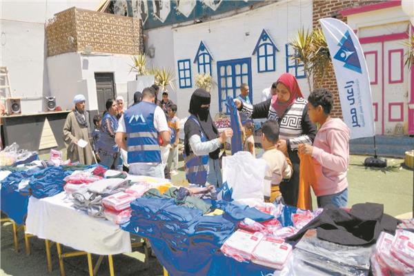 توزيع ملابس العيد على المواطنين الأكثر احتياجًا