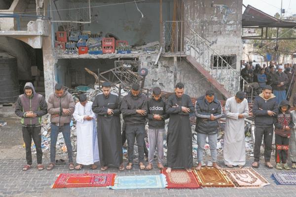 نازحون يؤدون صلاة العيد على أنقاض مسجد قصفه 