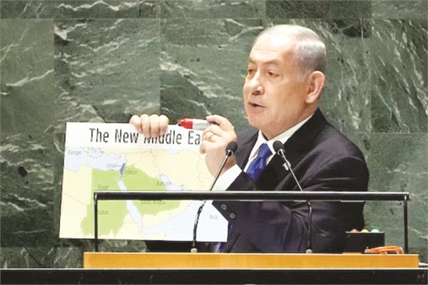 نتنياهو يحمل خريطته لـ الشرق الأوسط الجديد أثناء خطابه بالأمم المتحدة