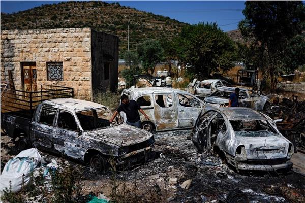 منازل مدمرة وسيارات محترقة بعد هجوم المستوطنين الإسرائيليين على بلدة قرب رام الله