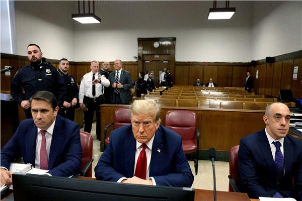 الرئيس الأمريكي السابق دونالد ترامب في قاعة المحكمة 