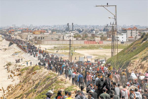 نازحون فلسطينيون خلال عودتهم  إلى مدينة غزة