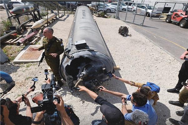 الجيش الإسرائيلي يعرض حطام صاروخ باليستي إيراني