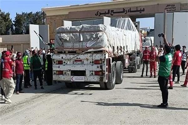 مئات الشاحنات التي تستعد للعبور إلى قطاع غزة عبر معبري رفح