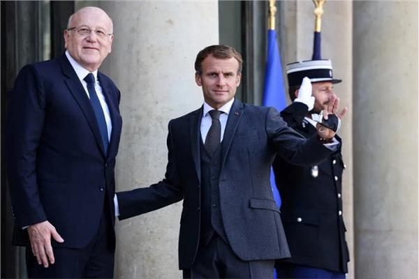 الرئيس الفرنسي إيمانويل ماكرون ورئيس الوزراء اللبناني نجيب ميقاتي