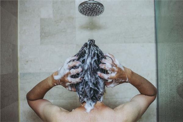 صورة تعبيرية لغسل الشعر بالشامبو