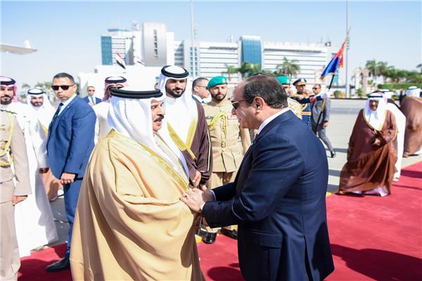 الرئيس السيسي أثناء توديع ملك البحرين