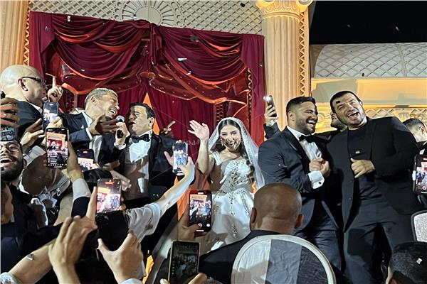 عمرو دياب يشعل حفل زفاف نجل محمد فؤاد