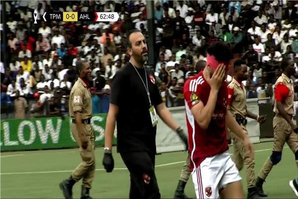 إصابة دامية لأكرم توفيق في مباراة الأهلي ومازيمبي