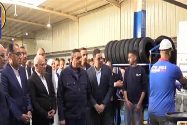 رئيس الوزراء يتفقد مصنع بيراميدز لتصنيع إطارات السيارات