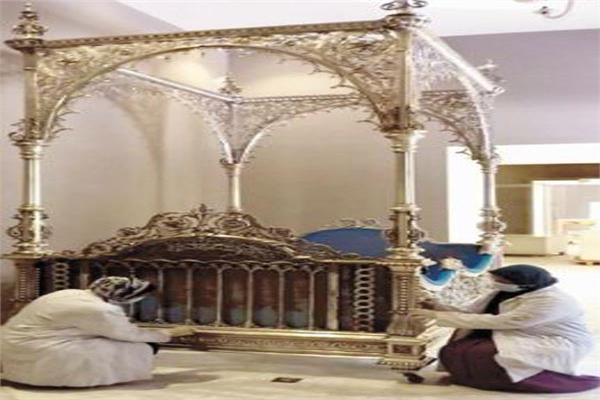سرير الأميرة «أمينة» أثناء الترميم