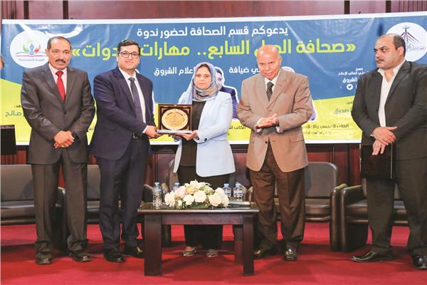 د. أسامة السعيد رئيس تحرير الأخبار يتسلم درع التكريم من إدارة المعهد
