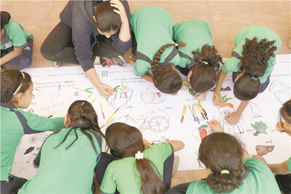 عدد من الطالبات أثناء ممارسة أنشطة الرسم ضمن المبادرة