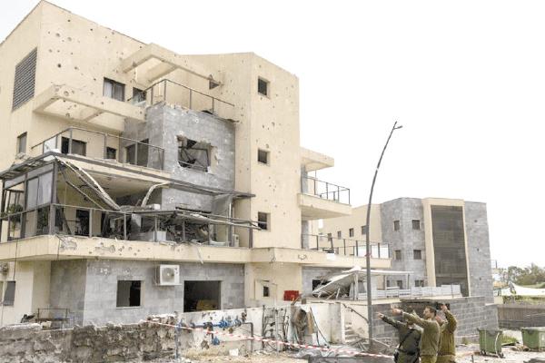 آثار القصف علي المستعمرة الإسرائيلية (صورة من رويترز)