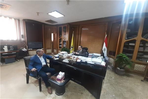 محافظ شمال سيناء اللواء محمد عبد الفضيل شوشة مع محرر بوابة أخبار اليوم