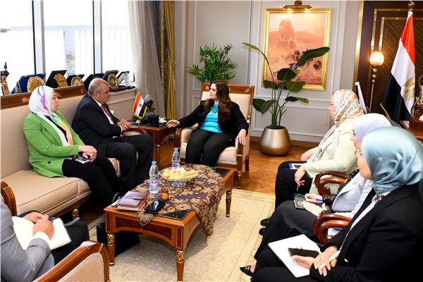 وزيرة الهجرة خلال لقاءها السفير أيمن مشرفة
