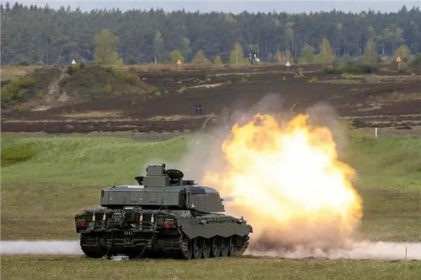 الجيش البريطاني يكمل اختبار الذخيرة الحية لدبابة «تشالنجر 3» الأكثر فتكا