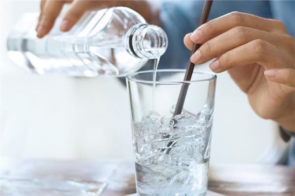 احذر في الصيف.. 5 آثار جانبية لشرب الماء المُثلج