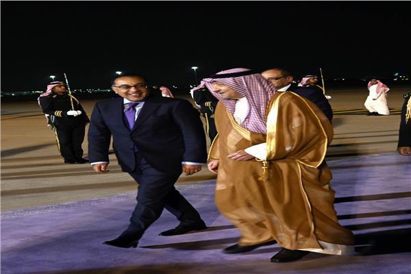 رئيس الوزراء خلال وصوله الرياض