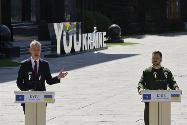 الرئيس الأوكراني فولوديمير زيلينسكي وأمين حلف الناتو ينس ستولتنبرج