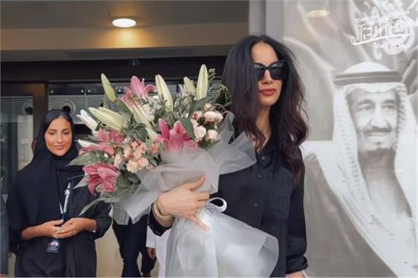 استقبال آمال ماهر بالورود قبل حفلها بالسعودية