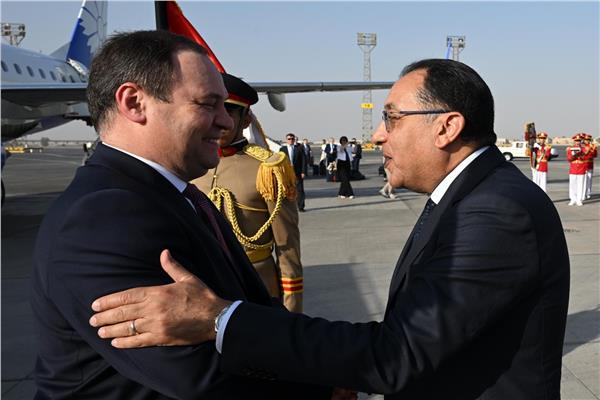 رئيس الوزراء خلال استقبال نظيره البيلاروسي بمطار القاهرة