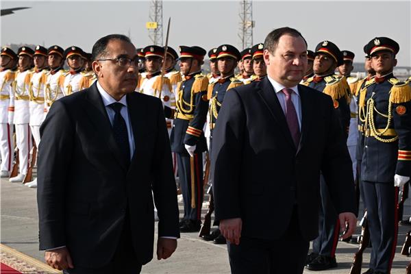 رئيس الوزراء خلال استقبال نظيره البيلاروسي بمطار القاهرة