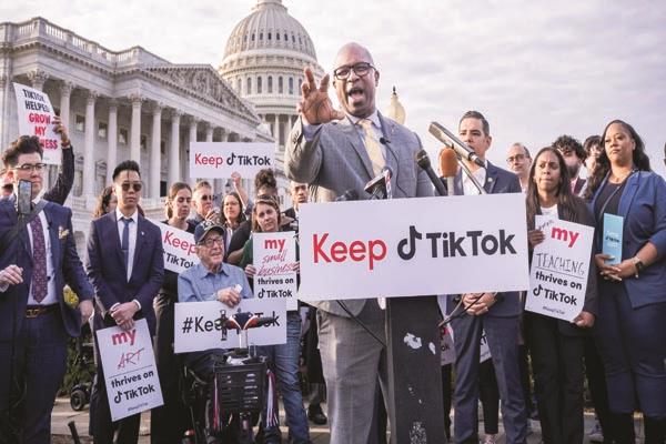 لقطة من أمام الكونجرس لاحد المظاهرات الرافضة لحجب منصة تيك توك.