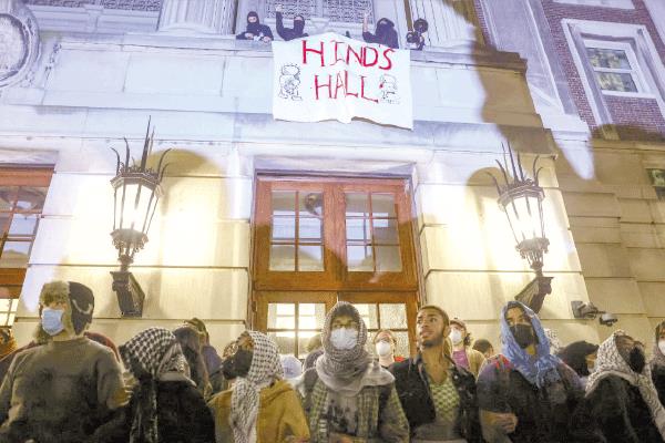 طلاب جامعة كولومبيا يسيطرون على مبنى «هاميلتون هول» التاريخى داخل الحرم الجامعي