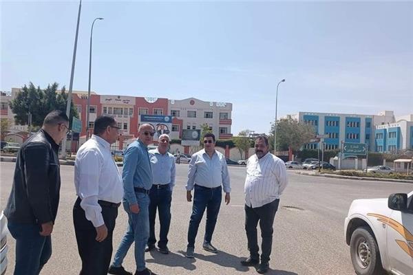 رئيس جهاز مدينة العبور يتفقد شوارع وأحياء المدينة