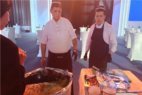 «البلوف».. رئيس أوزباكستان يحيي ضيوفه بأشهر أطباق بلد الإمام البخاري| صور