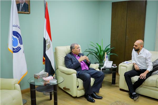  رئيس الطائفة الانجيلية بمصر مع محرر بوابة اخبار اليوم
