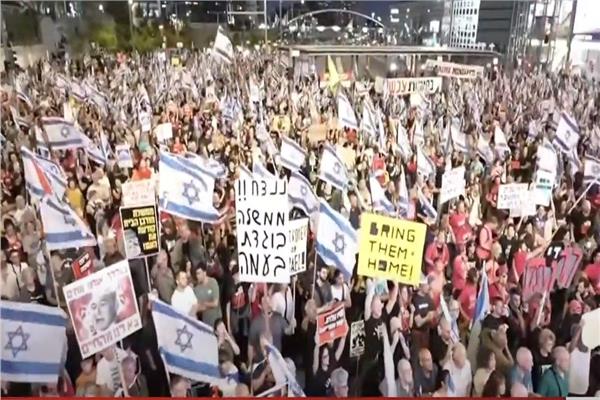 آلاف من المتظاهرين الإسرائيليين في تل أبيب يطالبون بالإطاحة بحكومة نتنياهو