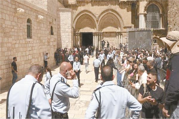 الاحتلال يعرقل وصول المسيحيين إلى كنيسة القيامة