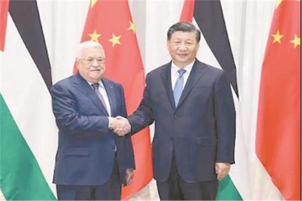 الرئيس الصينى شى جين بينغ أثناء استقباله الرئيس الفلسطينى محمود عباس فى بكين