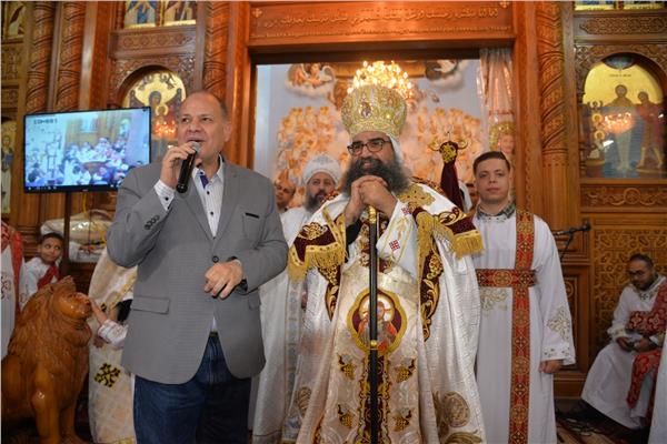 اللواء عصام سعد محافظ أسيوط خلال حضور قداس عيد القيامة المجيد