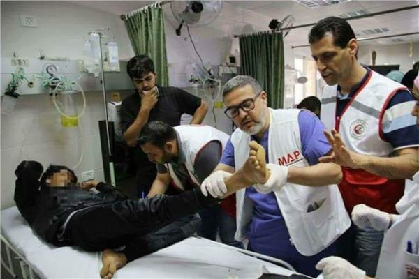 الطبيب الفلسطيني غسان أبو ستة خلال تواجده بمجمع الشفاء في غزة