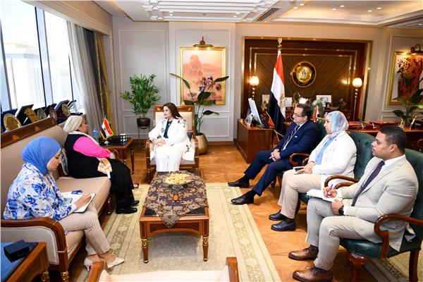  وزيرة الهجرة تلتقي رئيسة الجالية المصرية بأيرلندا