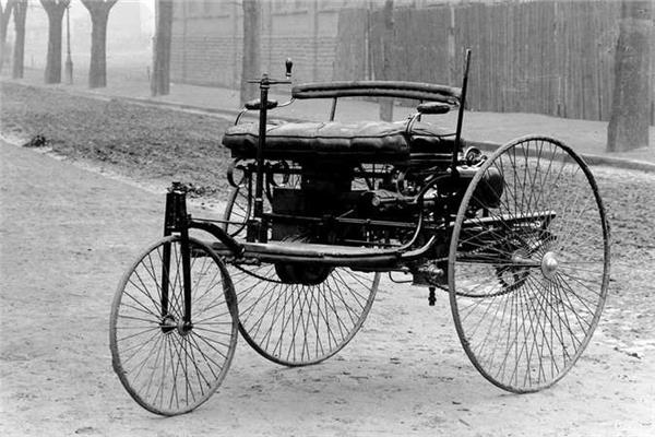أول سيارة تعمل بالغاز في الولايات المتحدة في عام 1893